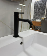 Carica l'immagine nel visualizzatore di Gallery, Miscelatore jacuzzi nero lavabo + bidet armonia flat